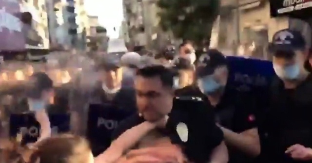 Kadınlar, izinsiz yürüyüşte polis müdürünü darp etti