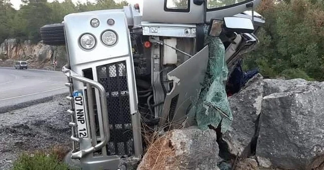 Kamyondan atladı, feci şekilde öldü