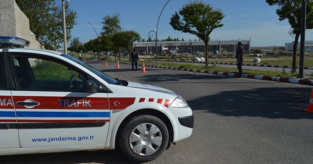 Karantinada olması gereken aile tatile giderken jandarma ekibince yakalandı