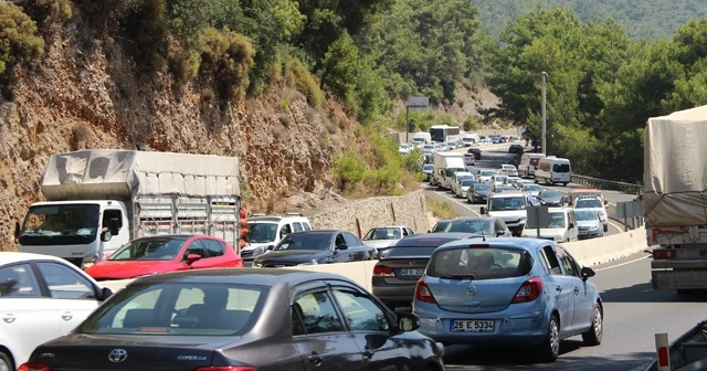 Karayolunda yine uzun kuyruklar oluştu