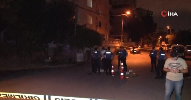 Kartal&#039;da kavgayı ayırmak isteyen polis kurşunların hedefi oldu