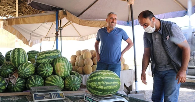 Kavurucu sıcakta karpuz satarak ekmek parasını kazanıyor