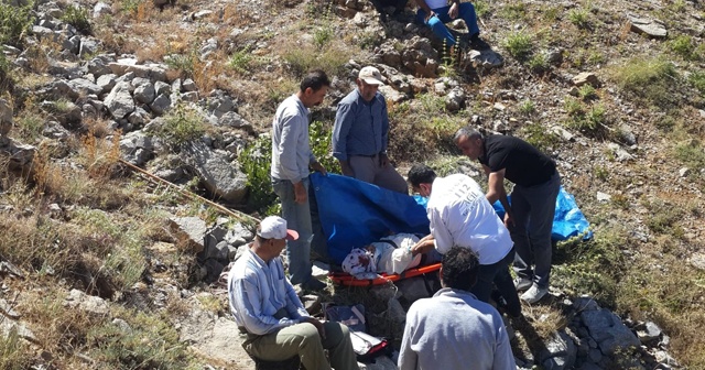 Kayalıklardan düşen adam sağlık ekiplerince hastaneye kaldırıldı
