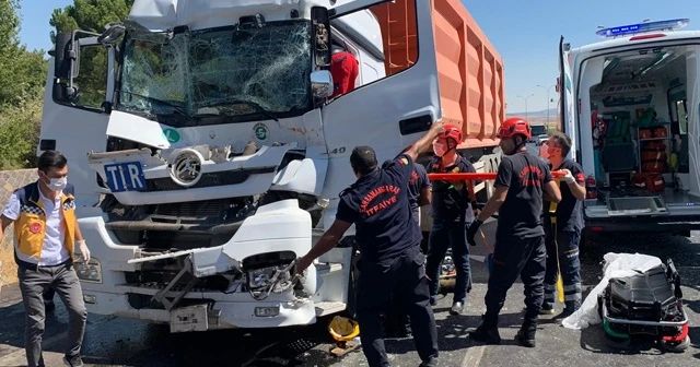 Kırmızı ışıkta bekleyen tıra çarpan tır şoförü yaralandı