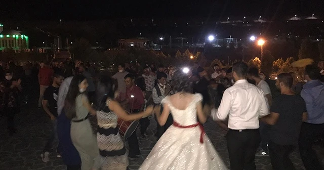 Kısıtlamalara rağmen maskesiz ve mesafesiz halay çektiler