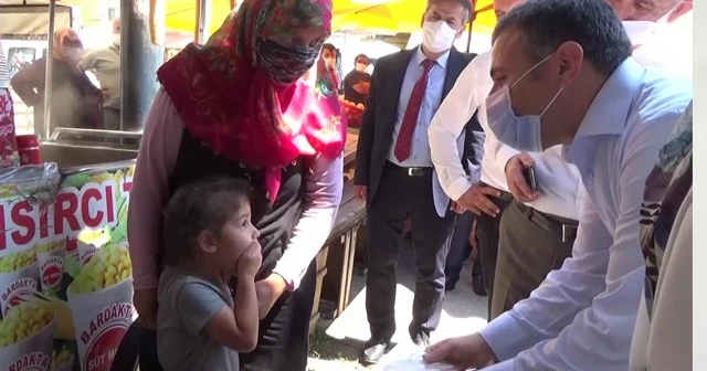 Kız çocuğu maske takmadığını fark edince eliyle ağzını kapattı, Vali Atay maske hediye etti