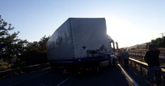Kontrolden çıkan tır, bariyerlere çarparak durabildi