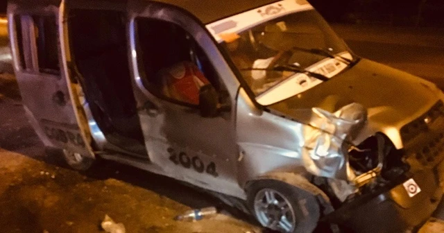 Köpeğe çarpmamak için direğe çarptı: 2 yaralı