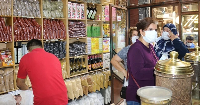 Korona virüs vakalarında artış yaşanan ilde aktarlara koştular