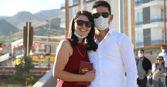 Korona virüsü yenen doktorlar nikah masasına oturdu