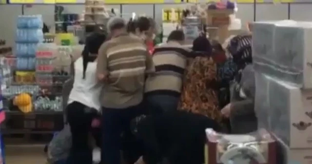 Koronayı dinlemediler; 30 kuruşluk kavanoz kapağı için birbirlerine girdiler