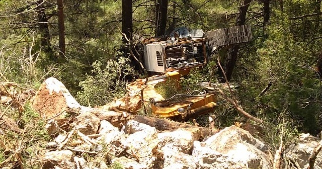 Kullandığı iş makinasını kurtarmak isterken canından oldu