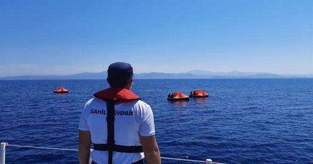 Kuşadası açıklarında 41 göçmen kurtarıldı