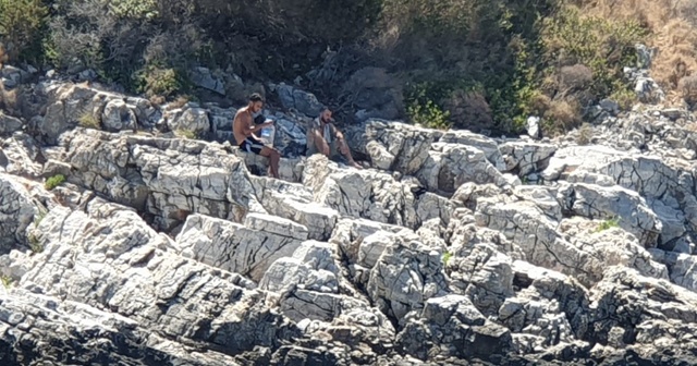 Kuşadası Körfezi’nde lastik botları batan 2 göçmen kurtarıldı