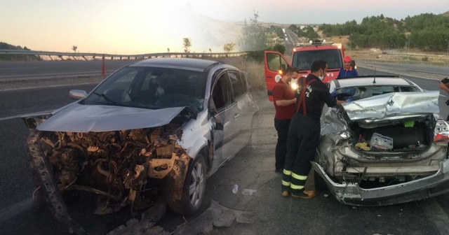 Lastiği patlayan otomobil takla attı: 3 yaralı