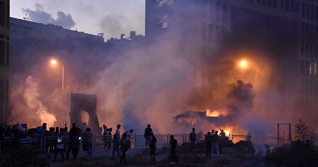 Beyrut’taki protestolar sırasında 1 polis öldü, yaralı sayısı 238’e yükseldi