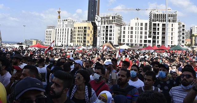 Lübnanlılar patlamadan sorumlu tuttukları yetkilileri protesto etti