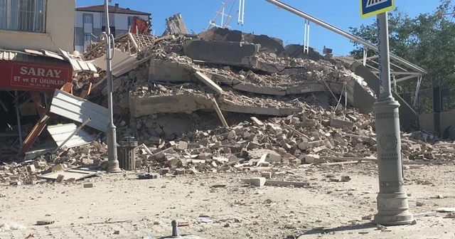 Malatya'da ağır hasarlı bina yıkım esnasında çöktü