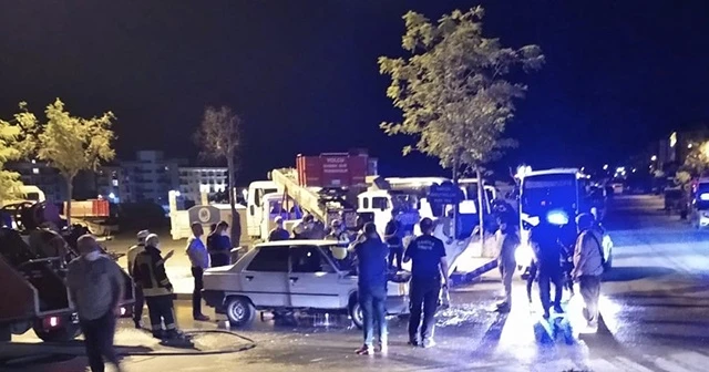 Manisa’da seyir halindeki otomobil alev alev yandı