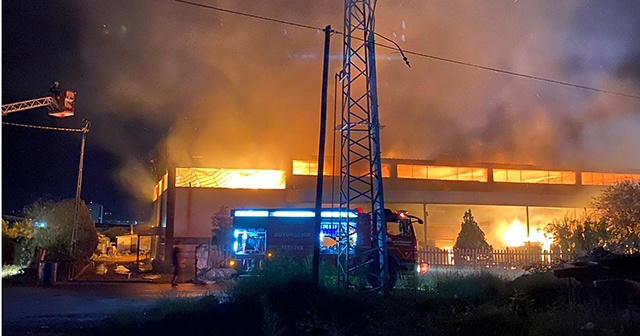 Manisa&#039;daki ahşap fabrikası yangını söndürüldü
