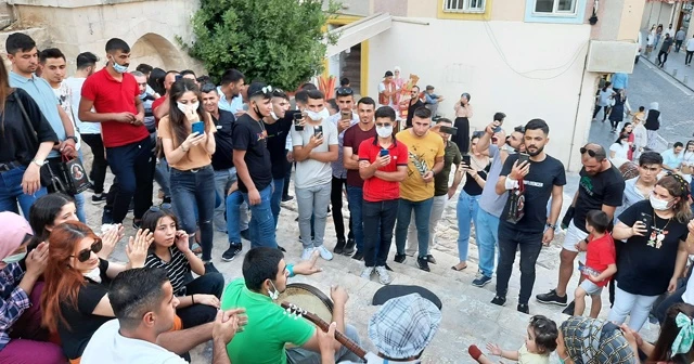 Mardin'de korona virüse 'alkış' tuttular