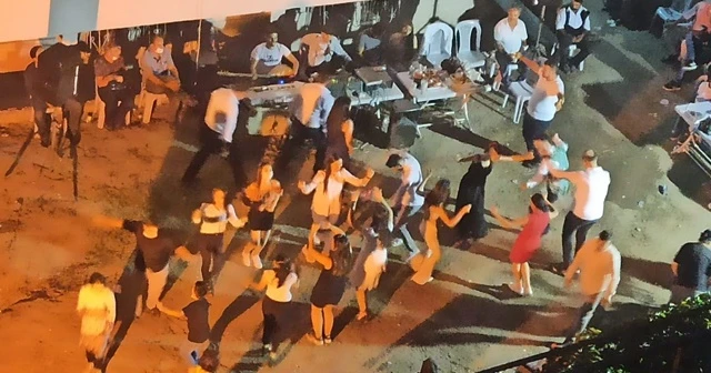 Maskesiz mesafesiz kına gecesi koronaya davetiye çıkardı