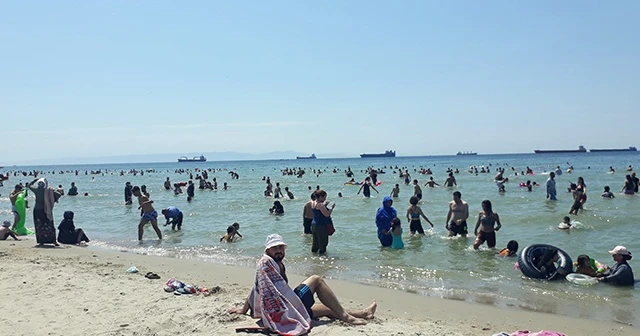 Menekşe plajında bayram yoğunluğu