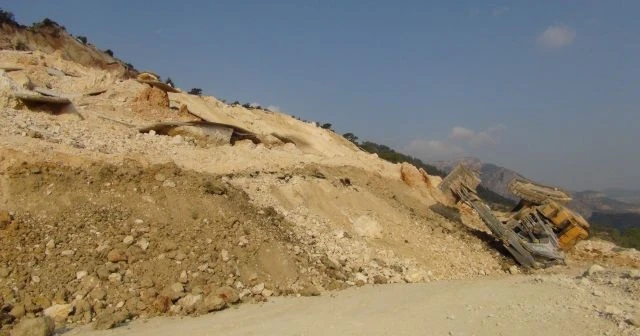 Mersin’i İç Anadolu Bölgesine bağlayan karayolu heyelan nedeniyle ulaşıma kapandı