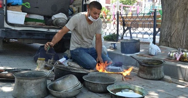 Mesleğini yaşatmak için Türkiye&#039;yi geziyor