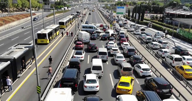 Metrobüs yandı, E-5’te trafik durdu