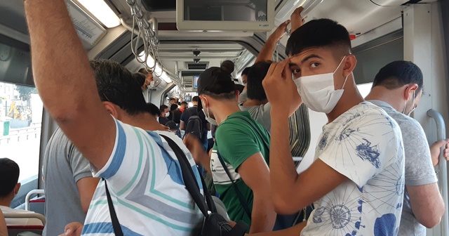 Metrobüslerde dikkat çeken yoğunluk