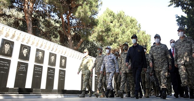 Milli Savunma Bakanı Akar ve TSK Komuta Kademesi Bakü&#039;de şehitlik ziyaret etti