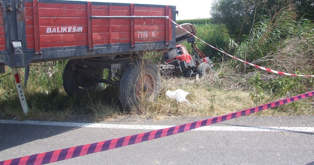 Motosikleti ile römorkun altına giren şahıs öldü