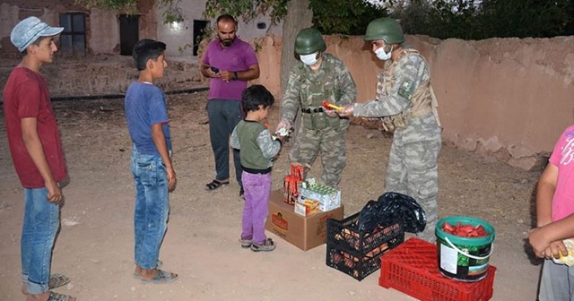 MSB: Mehmetçik yemeğini Suriyeli kardeşlerimizle paylaşmaya devam ediyor