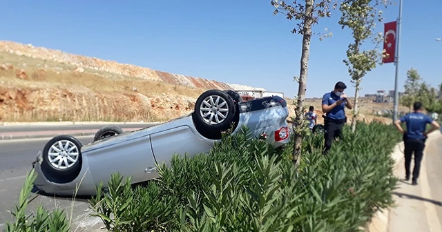 Orta refüje çarpan otomobil takla attı