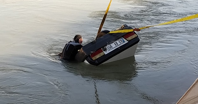 Otomobil sulama kanalına devrildi, 2 kişi boğuldu