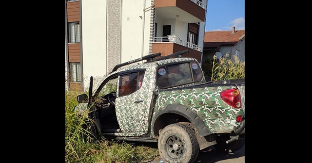 Otomobil ve kamyonet çarpıştı, sürücü baygınlık geçirdi