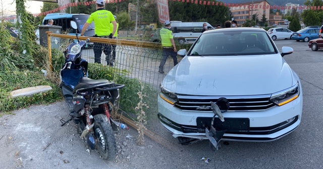 Otomobilin çarptığı motosiklet sürücüsü 100 metre sürüklendi