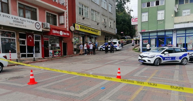 Otomobille derneğe dalan silahlı saldırganlar kurşun yağdırdı