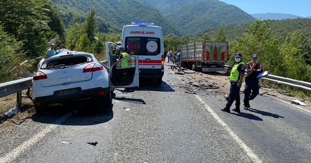 Otomobille kamyon çarpıştı: 2 ölü, 3 yaralı