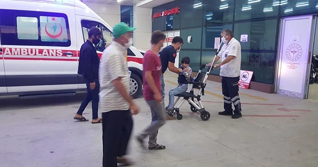 Oynadığı taşı kulağına sokan çocuk, hastanelik oldu