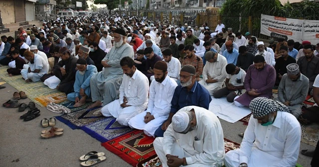 Pakistan'da Kurban Bayramı namazı kılındı