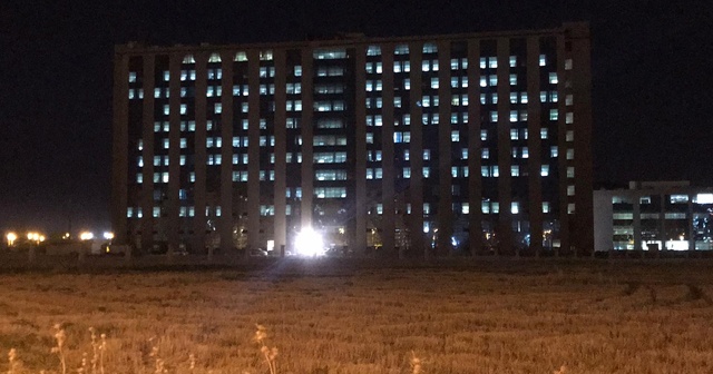 Pandemi hastanesinin gece görüntüsü salgının boyutunu ortaya koydu