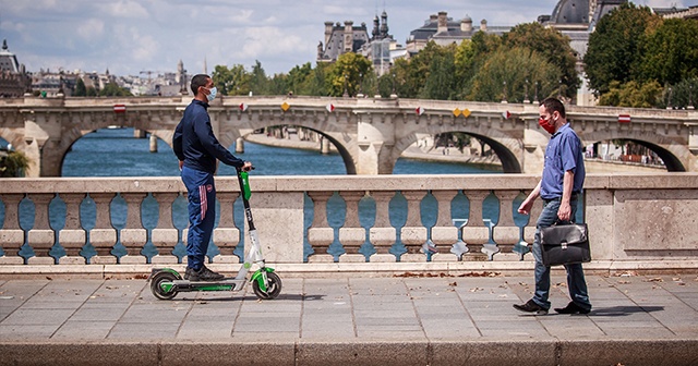 Paris&#039;in bazı bölgelerinde açık havada maske takma zorunluluğu