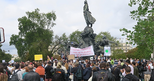 Paris&#039;te maske takma zorunluluğu ve aşı yapılmasına karşı eylem düzenlendi