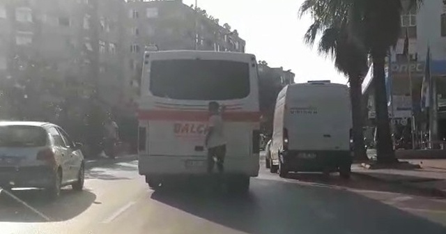 Patenli gencin otobüs arkasındaki tehlikeli yolculuğu kamerada