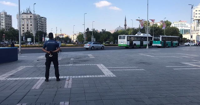 Polis ekipleri vatandaşları megafonla uyardı