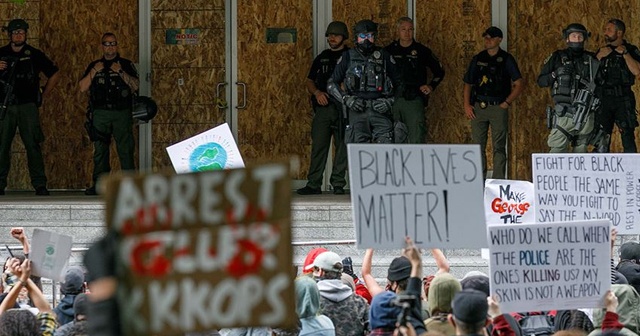 Polis ırkçılık karşıtı protestoları &#039;yasa dışı&#039; ilan etti