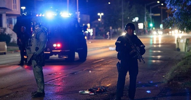 Polis kurşunuyla felç kalan Jacob Blake&#039;e hastanede kelepçeli tedavi