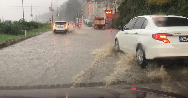 Rize&#039;de şiddetli yağış yolları göle döndürdü